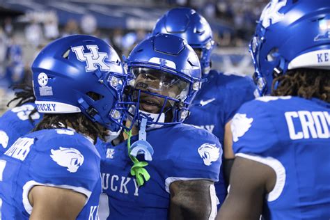 Devin Leary throws 3 TD passes, Ray Davis scores twice to lead Kentucky 35-3 blowout of Akron